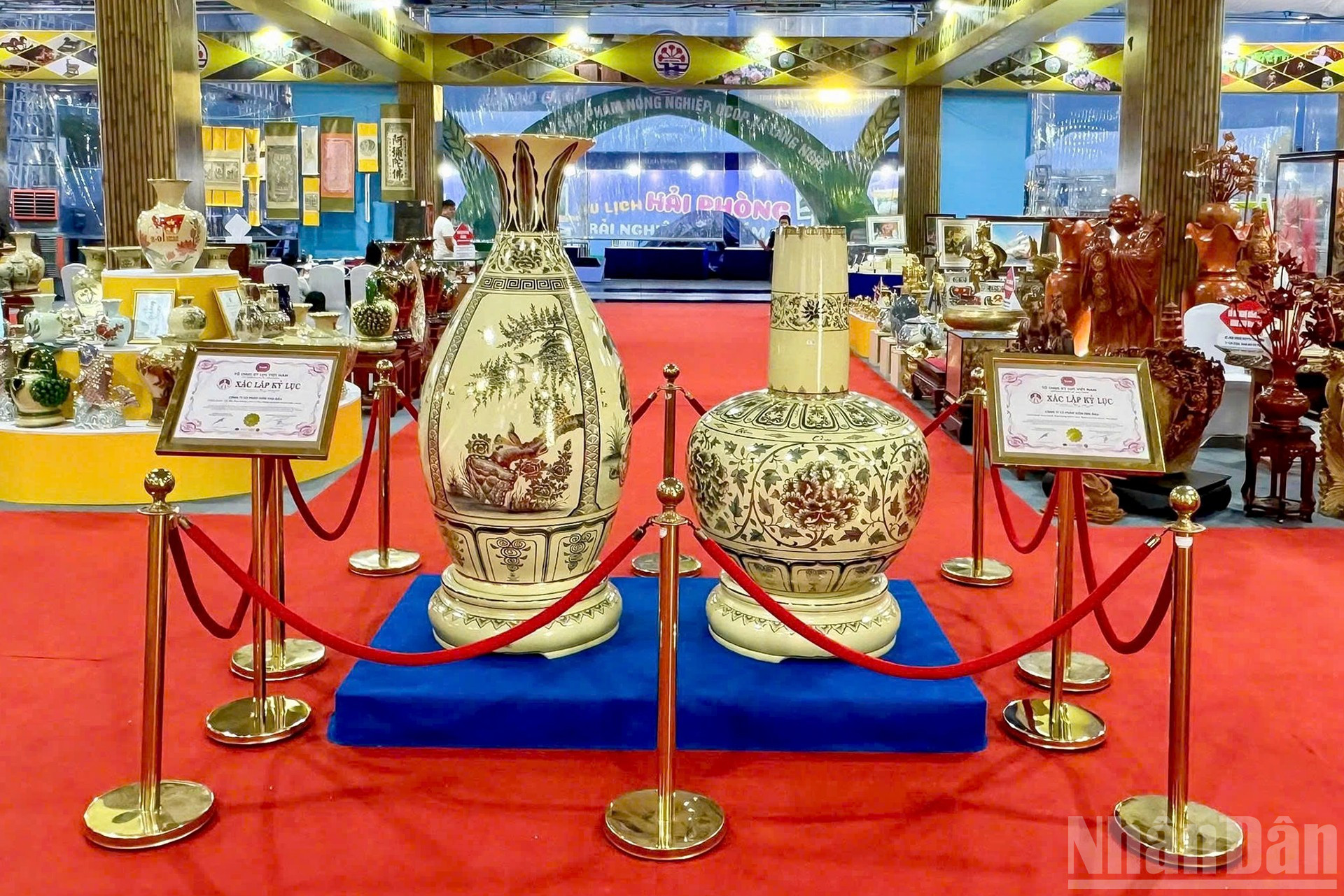 ថូមួយគូរបស់ Hoa Lam - Ty Ba លាបពណ៌មាស សេរ៉ាមិច Chu Dau ដែលជាកំណត់ត្រារបស់វៀតណាម បង្ហាញពីភាពសម្បូរបែបនៃសិល្បៈសេរ៉ាមិច Chu Dau ប្រពៃណី។ ndo_br_anh-5-gom.jpg