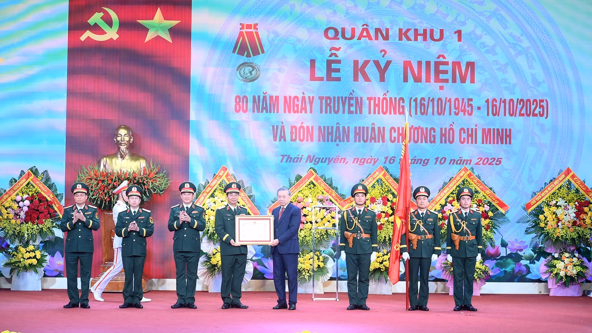 Tổng Bí thư Tô Lâm trao Huân chương Hồ Chí Minh tặng Lực lượng vũ trang Quân khu 1.