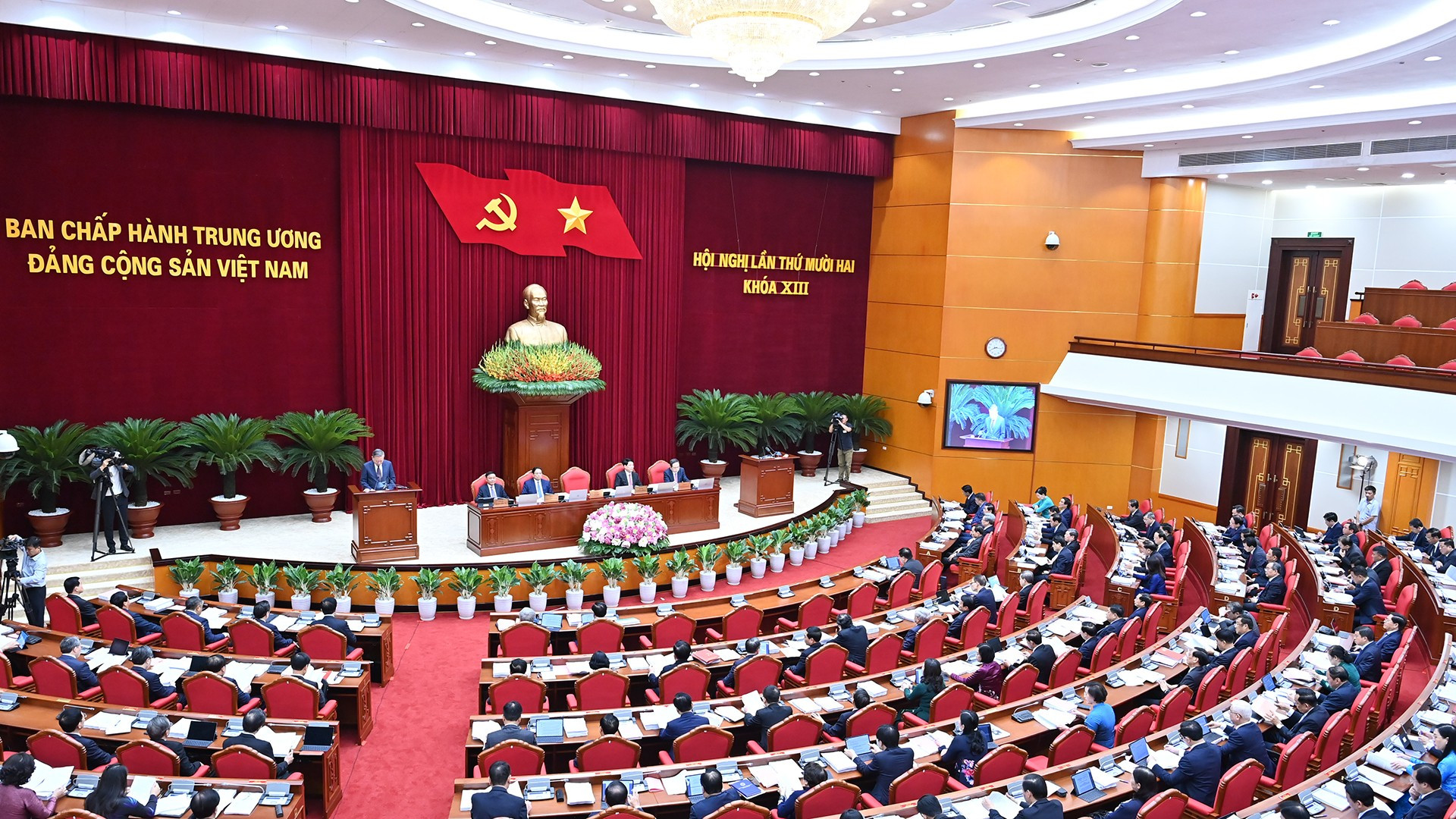 Hội nghị lần thứ 12 Ban Chấp hành Trung ương Đảng Cộng sản Việt Nam khóa XIII đã khai mạc trọng thể tại Thủ đô Hà Nội.