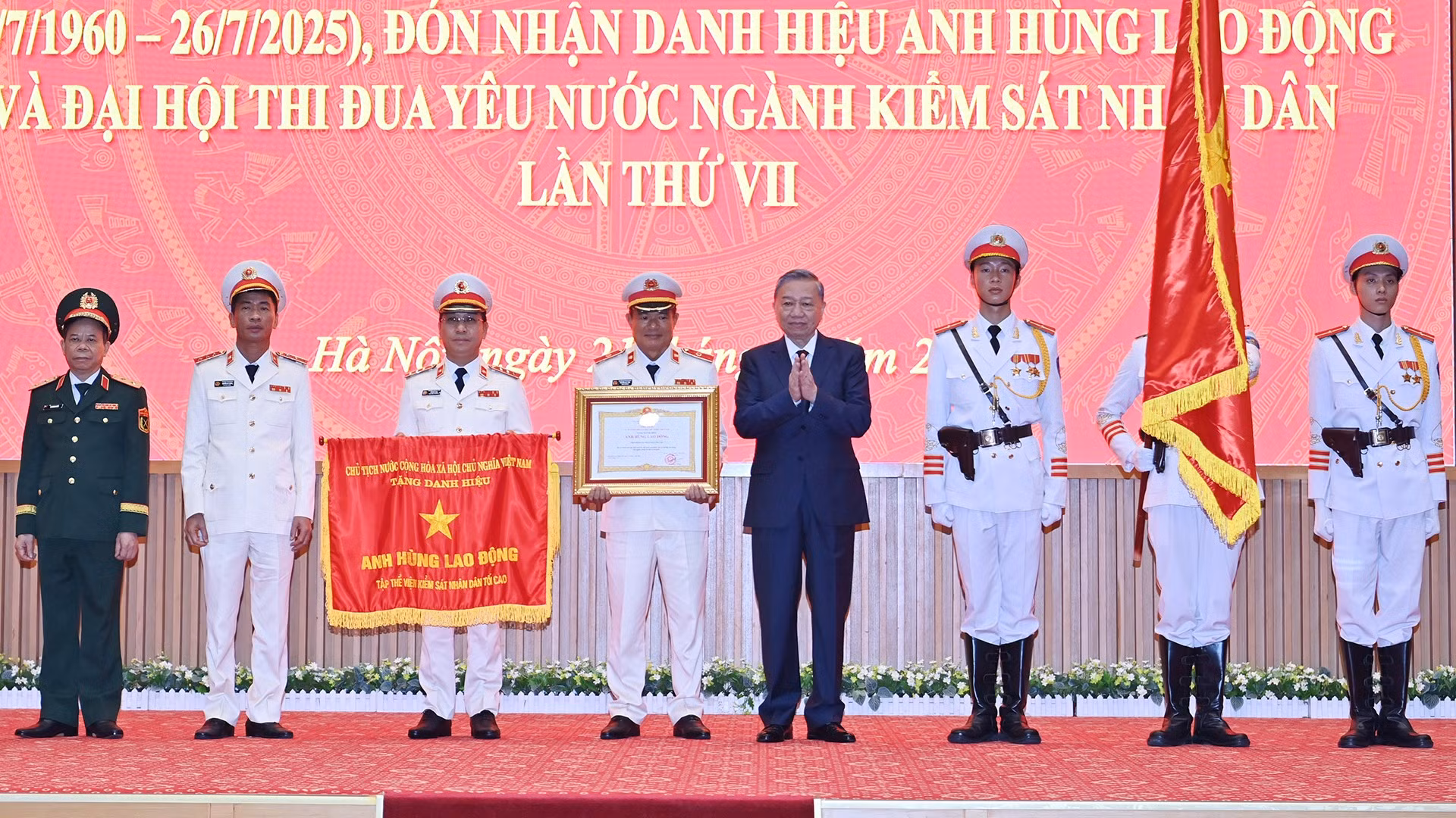 Tổng Bí thư Tô Lâm trao Danh hiệu Anh hùng lao động cho ngành kiểm sát nhân dân.