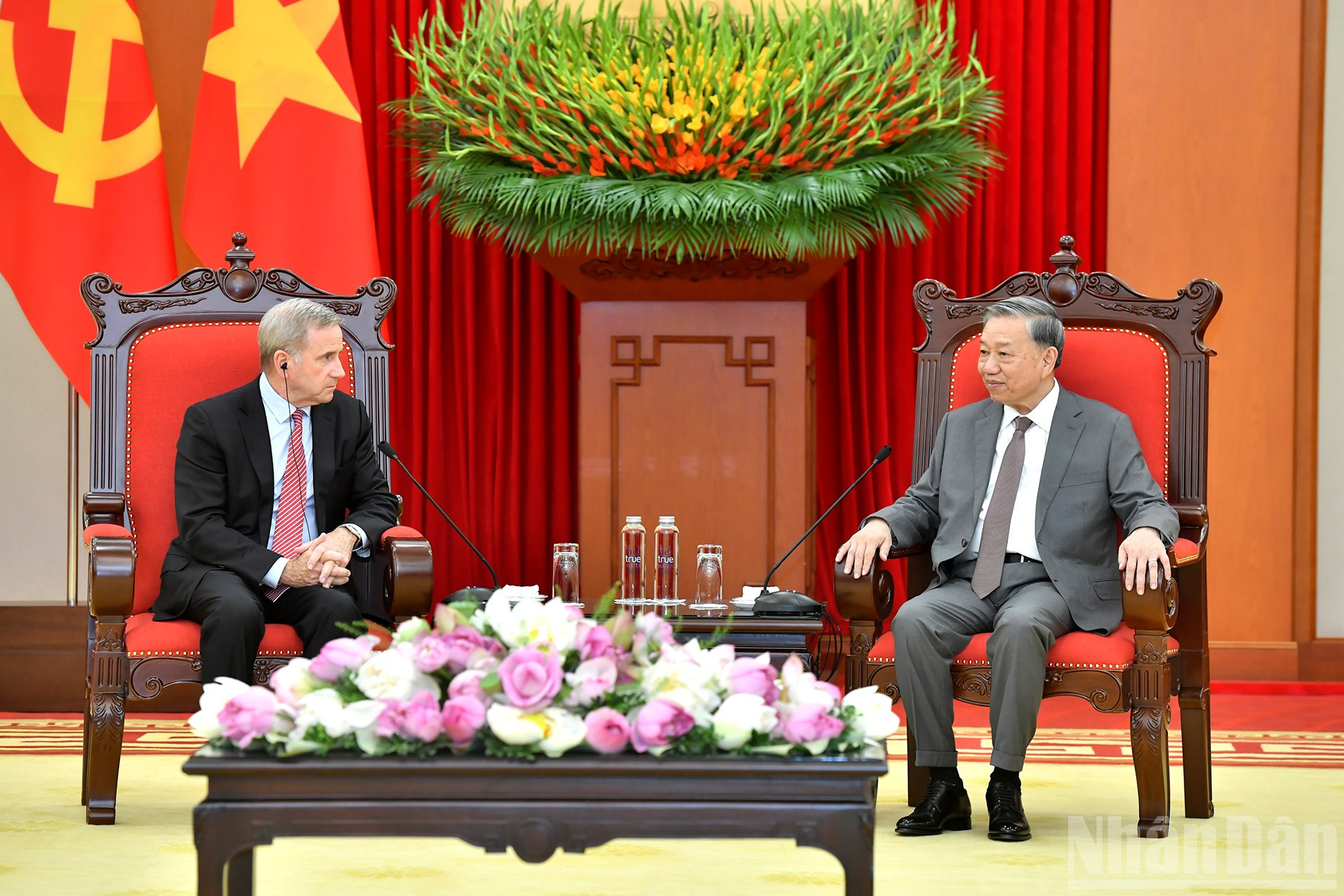 Tổng Bí thư Tô Lâm và ông Alex Rogers. ndo_br_a5-dsc-2569.jpg
