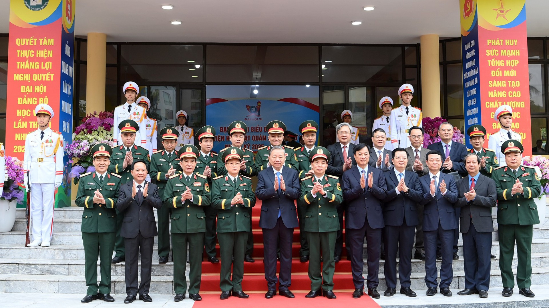 Tổng Bí thư Tô Lâm với các đại biểu tại cuộc làm việc với Học viện Kỹ thuật Quân sự. (Ảnh: ĐĂNG KHOA)