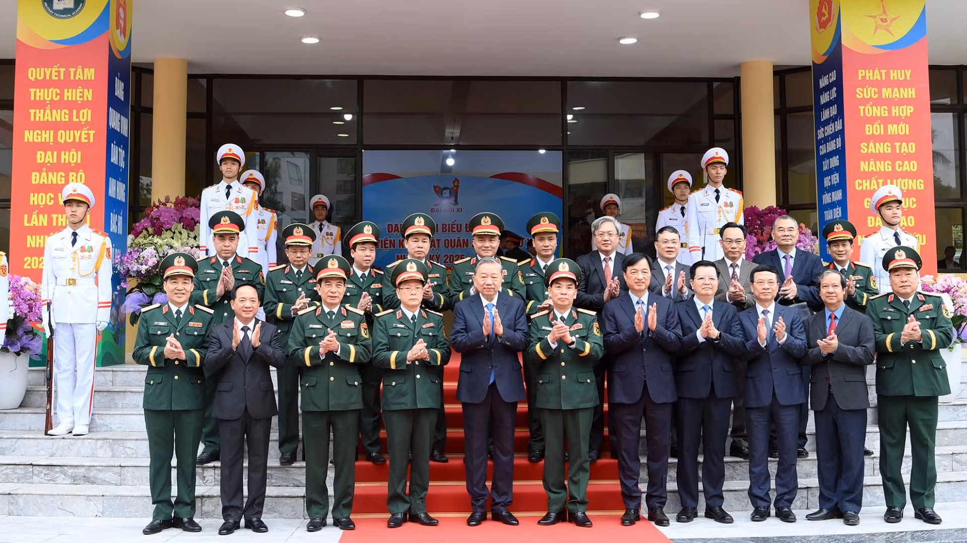 Tổng Bí thư Tô Lâm với các đại biểu tại cuộc làm việc với Học viện Kỹ thuật Quân sự. (Ảnh: ĐĂNG KHOA)