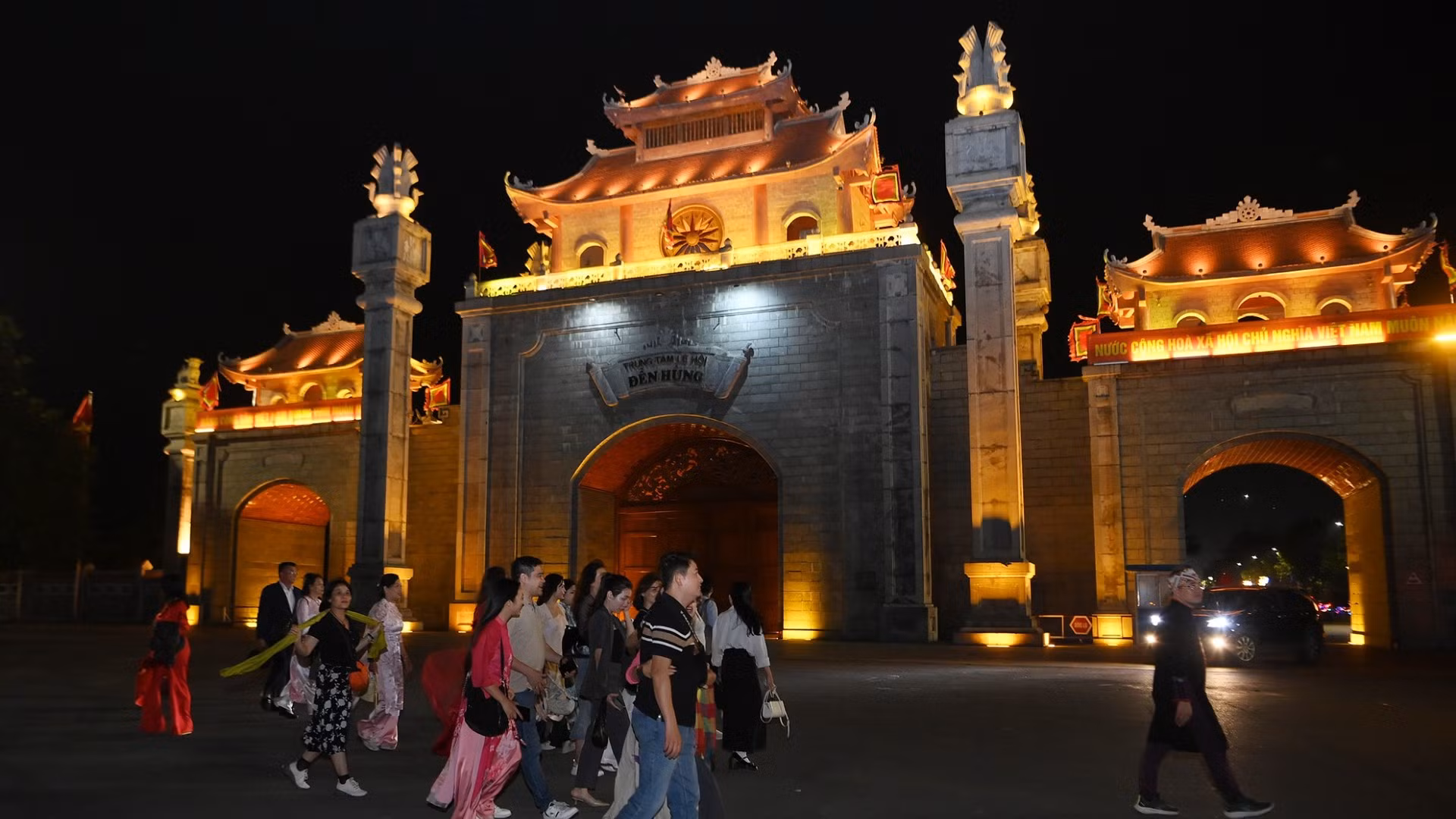 Các đại biểu doanh nghiệp lữ hành và du khách thích thú khi được trải nghiệm tour Đền Hùng về đêm. (Ảnh: ĐĂNG KHOA)