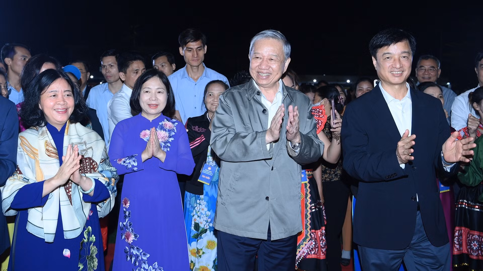 Tổng Bí thư Tô Lâm và các đại biểu dự Ngày hội Đại đoàn kết toàn dân tộc với nhân dân phường Thượng Cát, thành phố Hà Nội.