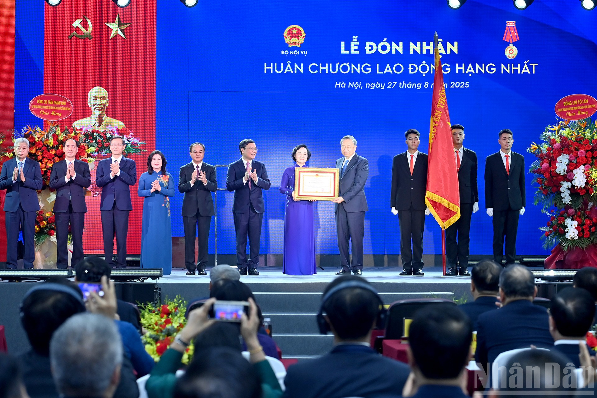 Tổng Bí thư Tô Lâm trao Huân chương Lao động hạng nhất tặng Bộ Nội vụ. ndo_br_a6-bnd-5827.jpg