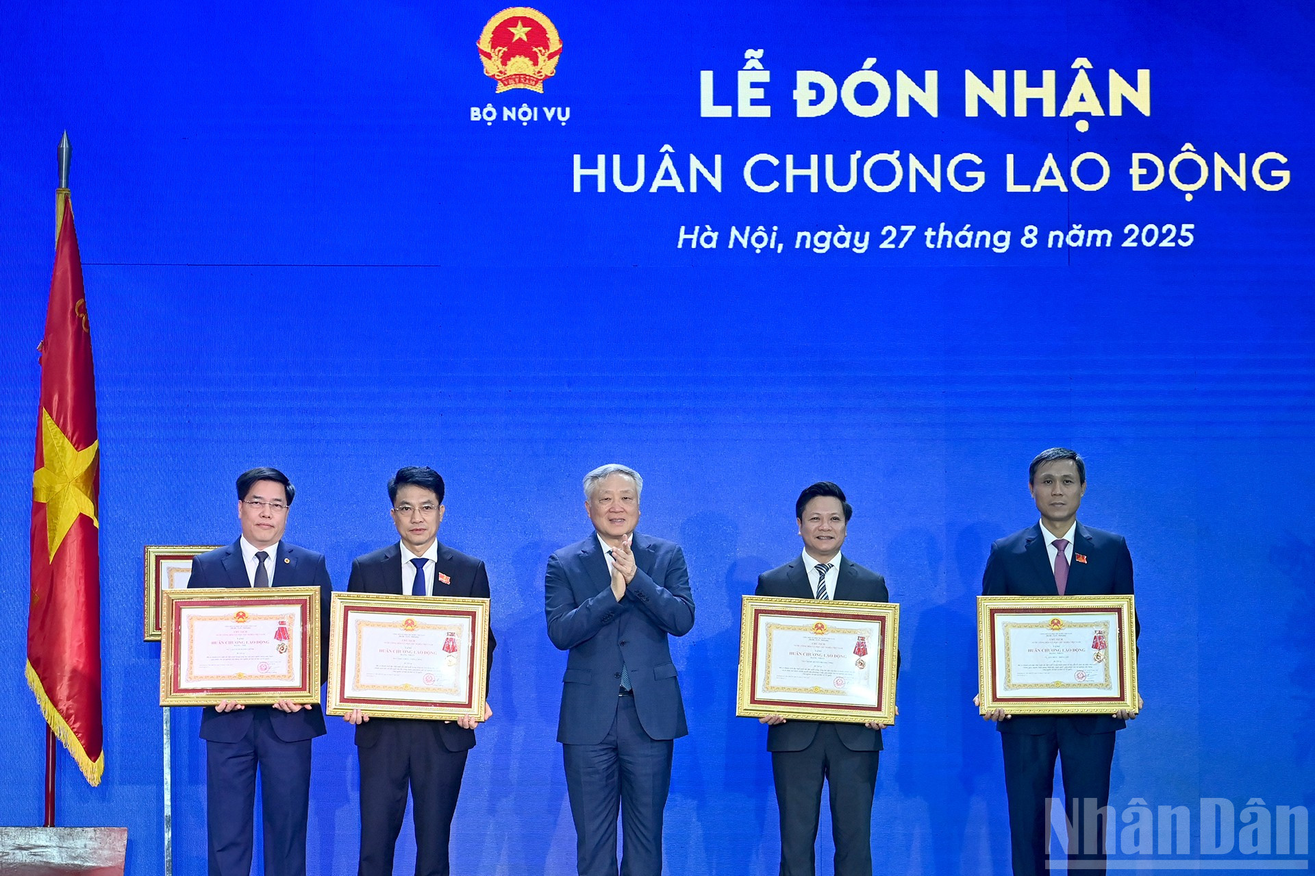 Phó Thủ tướng Thường trực Chính phủ Nguyễn Hòa Bình trao Huân chương Lao động hạng Nhất và hạng Nhì tặng các đơn vị thuộc Bộ Nội vụ. ndo_br_a9-bnd-5855.jpg