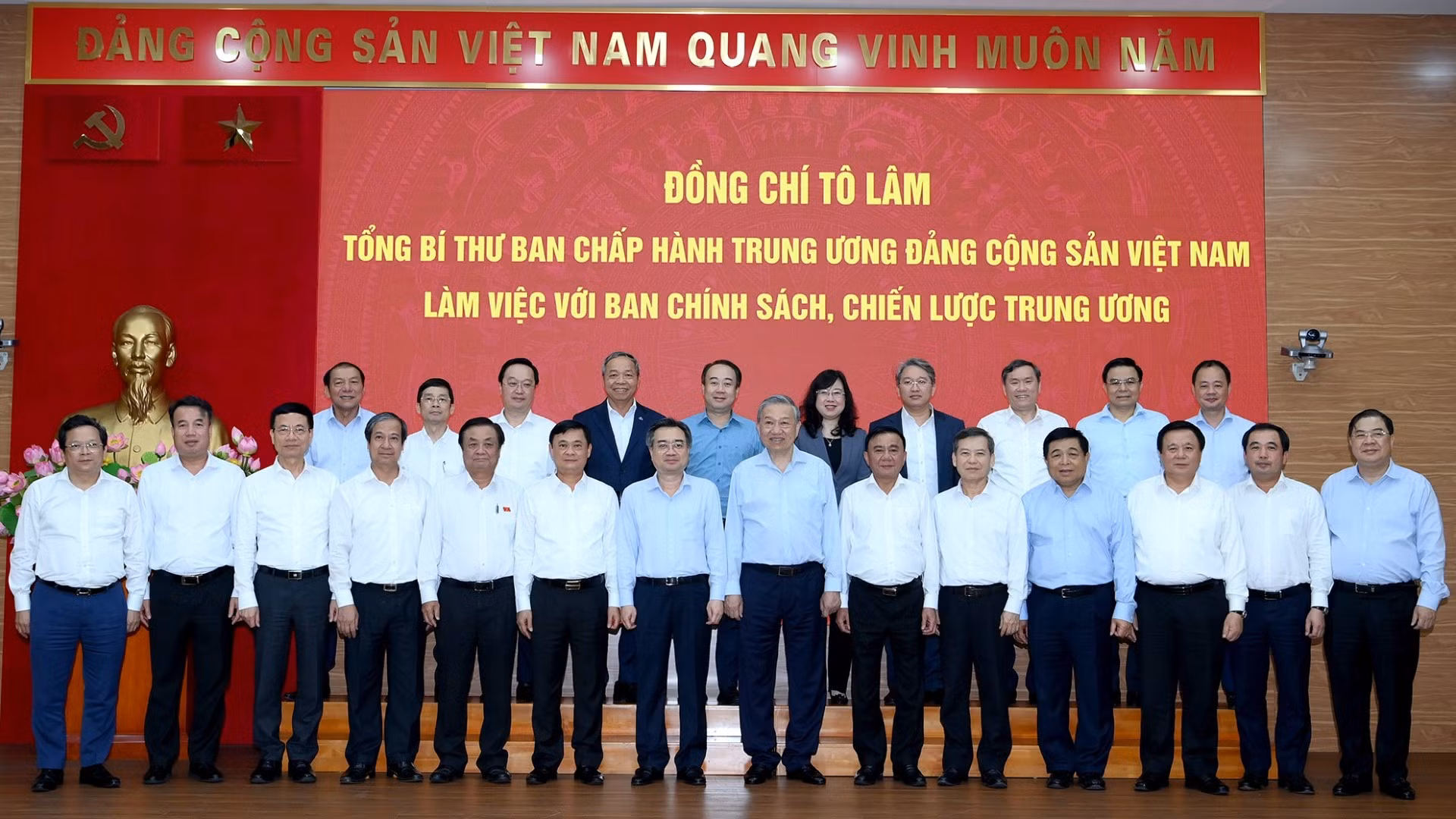Tổng Bí thư Tô Lâm, các đồng chí lãnh đạo Đảng, Nhà nước và các đại biểu dự cuộc làm việc với Ban Chính sách, Chiến lược Trung ương. (Ảnh: ĐĂNG KHOA)