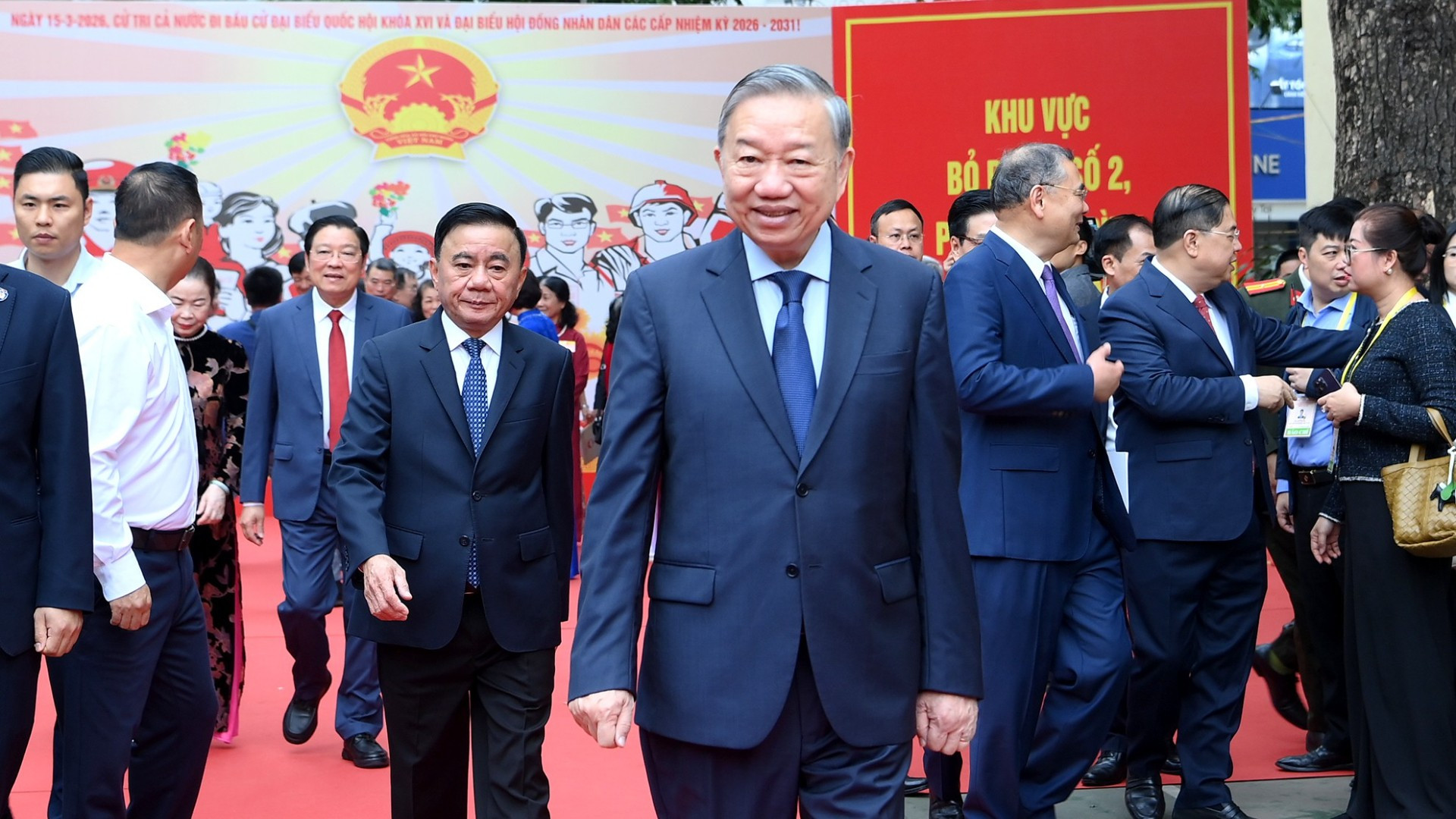 Tổng Bí thư Tô Lâm và Thường trực Ban Bí thư Trần Cẩm Tú tại khu vực bỏ phiếu số 2, phường Ba Đình, thành phố Hà Nội. (Ảnh: ĐĂNG KHOA)