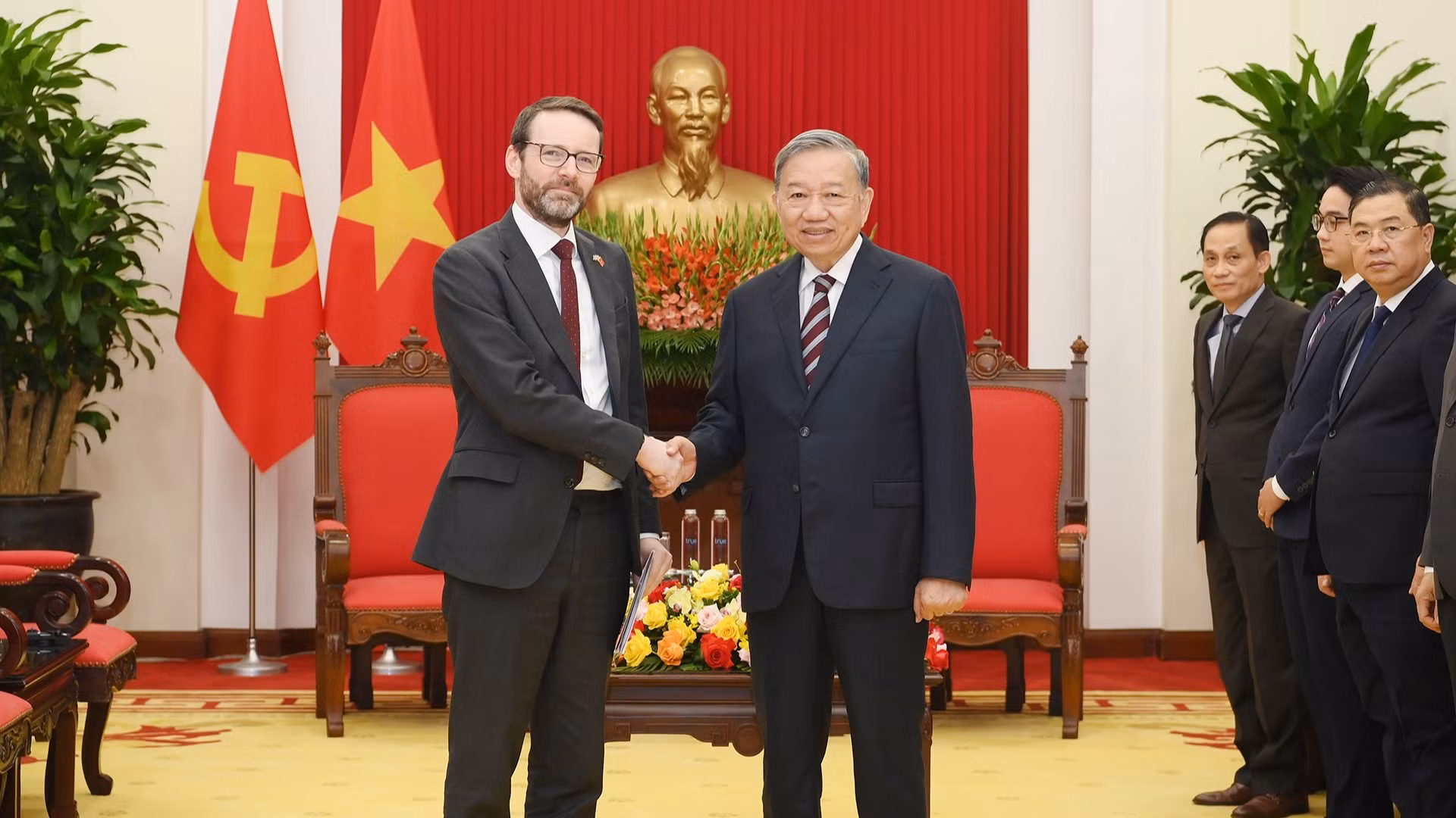 Tổng Bí thư Tô Lâm tiếp Đại sứ Anh tại Việt Nam Iain Frew.