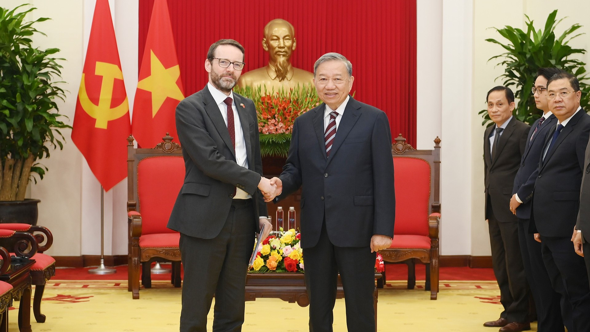 Tổng Bí thư Tô Lâm tiếp Đại sứ Anh tại Việt Nam Iain Frew.