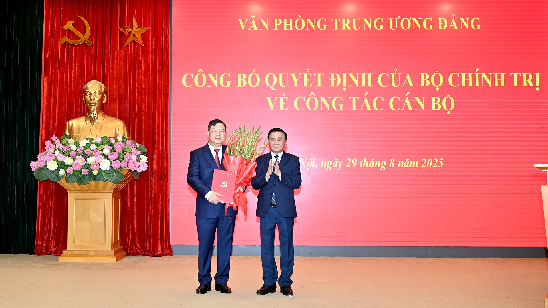 Thay mặt Bộ Chính trị, đồng chí Trần Cẩm Tú, Thường trực Ban Bí thư trao Quyết định phân công, bổ nhiệm đồng chí Phạm Gia Túc, Ủy viên Trung ương Đảng, Phó Chánh Văn phòng Trung ương Đảng giữ chức Chánh Văn phòng Trung ương Đảng.