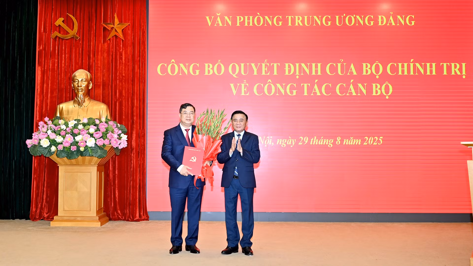 Thay mặt Bộ Chính trị, đồng chí Trần Cẩm Tú, Thường trực Ban Bí thư trao Quyết định phân công, bổ nhiệm đồng chí Phạm Gia Túc, Ủy viên Trung ương Đảng, Phó Chánh Văn phòng Trung ương Đảng giữ chức Chánh Văn phòng Trung ương Đảng.