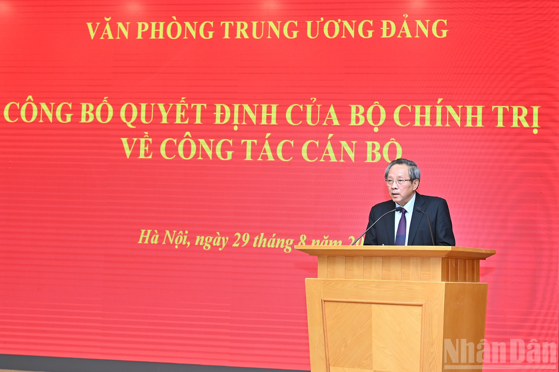 Đồng chí Hoàng Đăng Quang, Ủy viên Trung ương Đảng, Phó Trưởng Ban Thường trực Ban Tổ chức Trung ương công bố Quyết định của Bộ Chính trị về công tác cán bộ. ndo_br_a10-bnd-6301.jpg