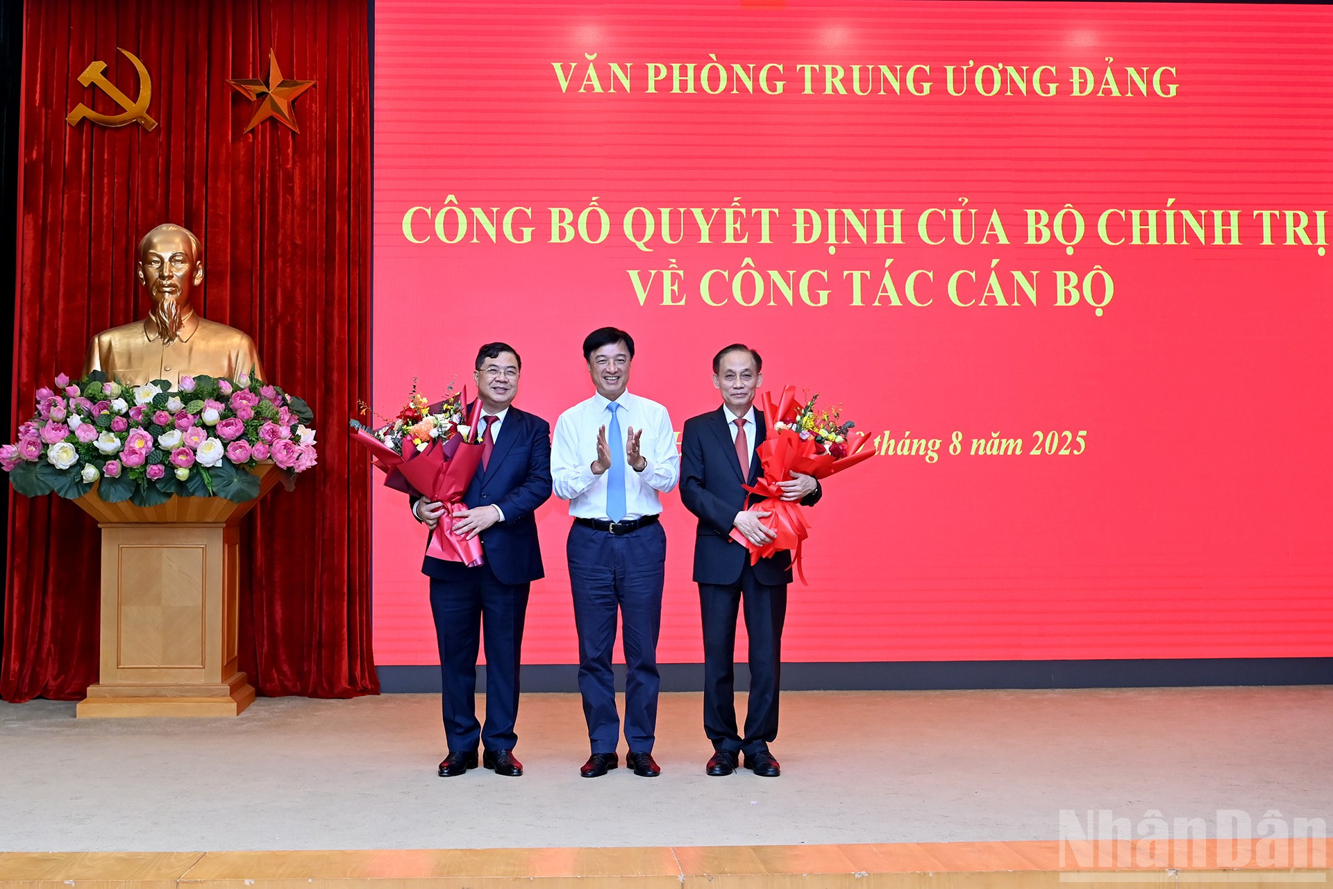 Đồng chí Nguyễn Duy Ngọc, Ủy viên Bộ Chính trị, Bí thư Trung ương Đảng, Chủ nhiệm Ủy ban Kiểm tra Trung ương chúc mừng đồng chí Lê Hoài Trung và đồng chí Phạm Gia Túc. ndo_br_a7-bnd-6376.jpg