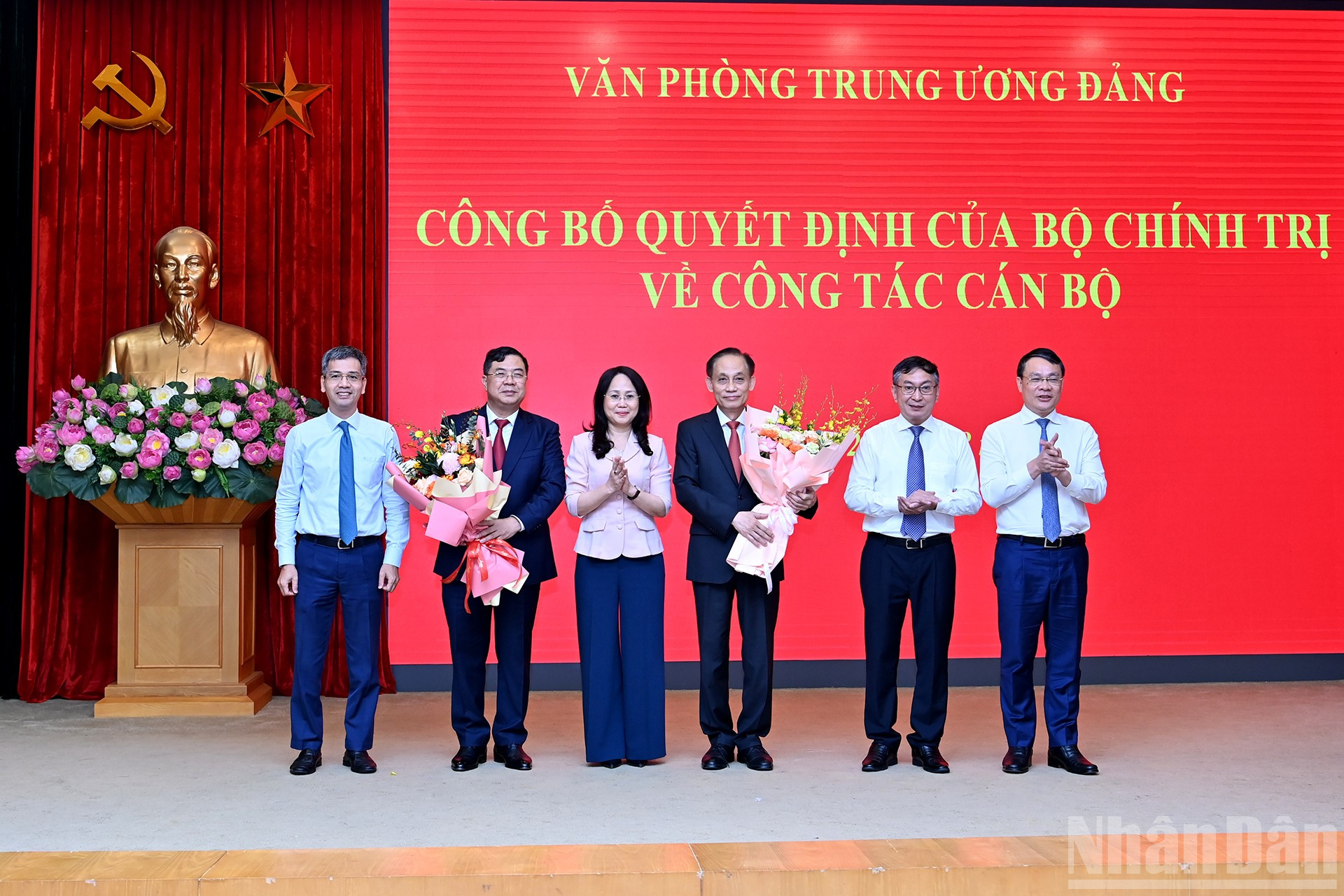 Các đồng chí lãnh đạo Văn phòng Trung ương chúc mừng đồng chí Lê Hoài Trung và đồng chí Phạm Gia Túc. ndo_br_a7-bnd-6379.jpg