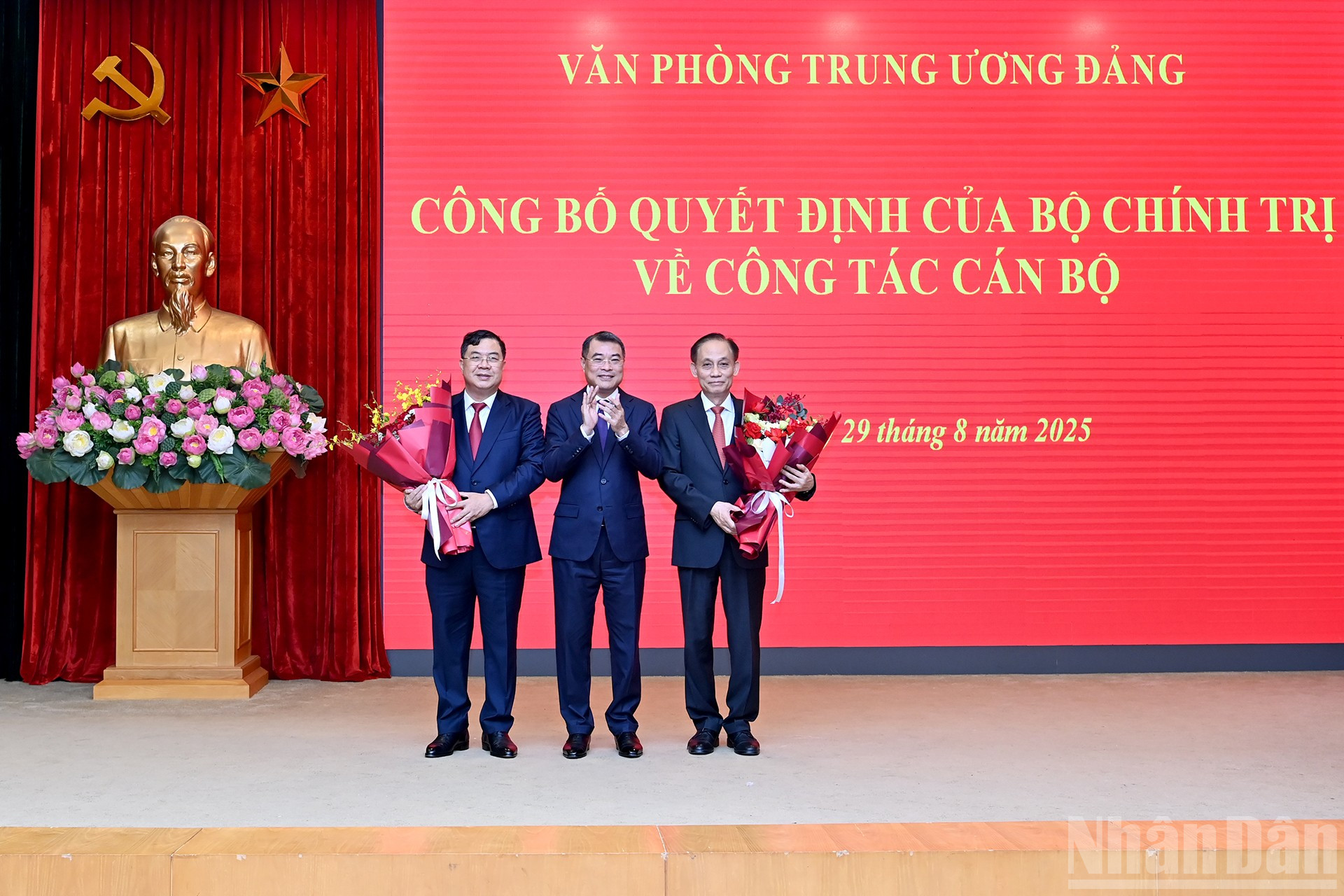 Đồng chí Lê Minh Hưng, Ủy viên Bộ Chính trị, Bí thư Trung ương Đảng, Trưởng Ban Tổ chức Trung ương chúc mừng đồng chí Lê Hoài Trung và đồng chí Phạm Gia Túc. ndo_br_a7-bnd-6372.jpg