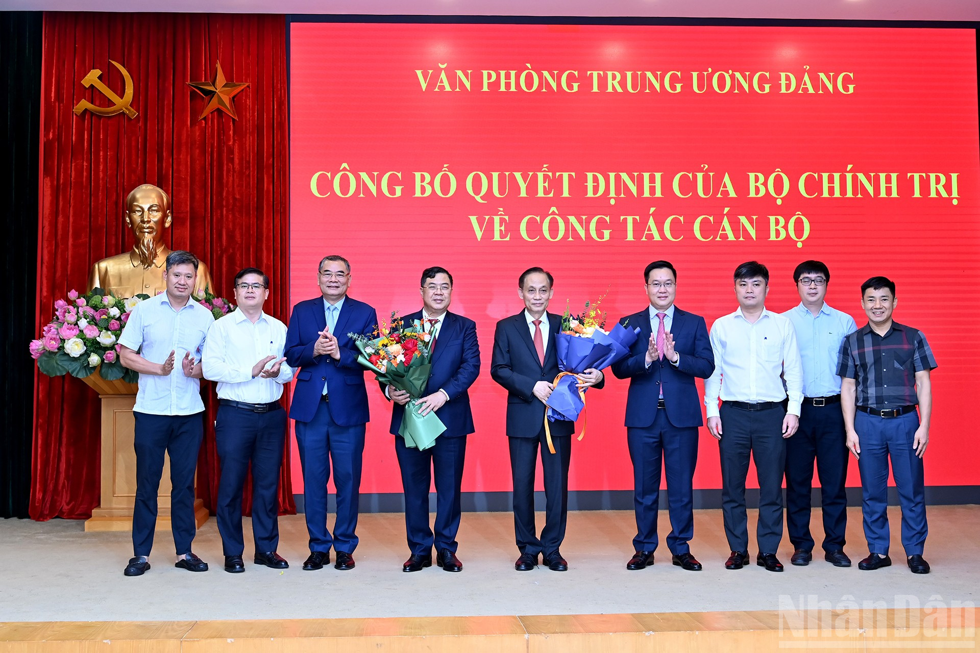 Các đồng chí lãnh đạo Văn phòng Tổng Bí thư chúc mừng đồng chí Lê Hoài Trung và đồng chí Phạm Gia Túc. ndo_br_a8-bnd-6382.jpg