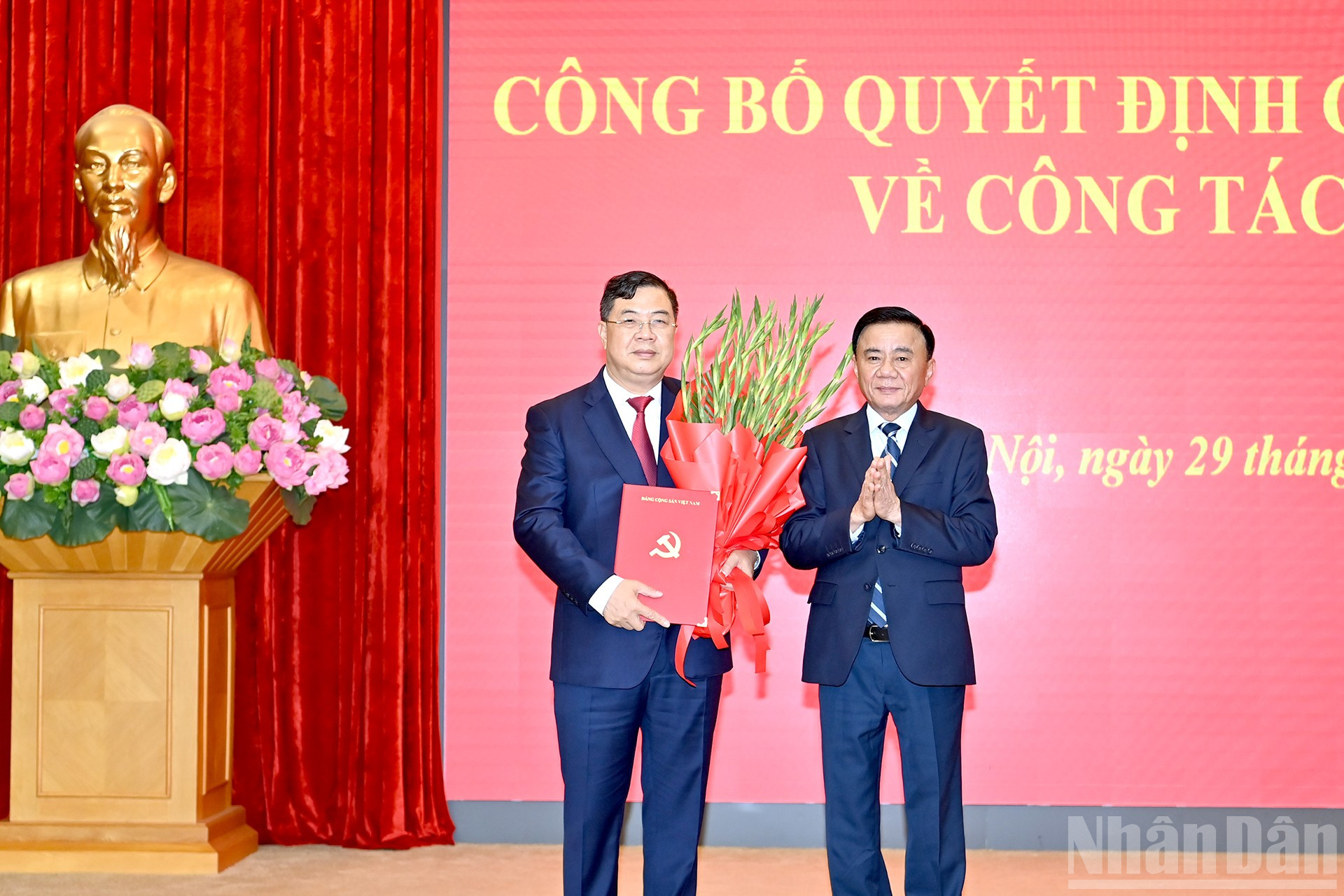 Thường trực Ban Bí thư Trần Cẩm Tú trao Quyết định phân công, bổ nhiệm đồng chí Phạm Gia Túc giữ chức Chánh Văn phòng Trung ương Đảng. ndo_br_a3-bnd-6327.jpg