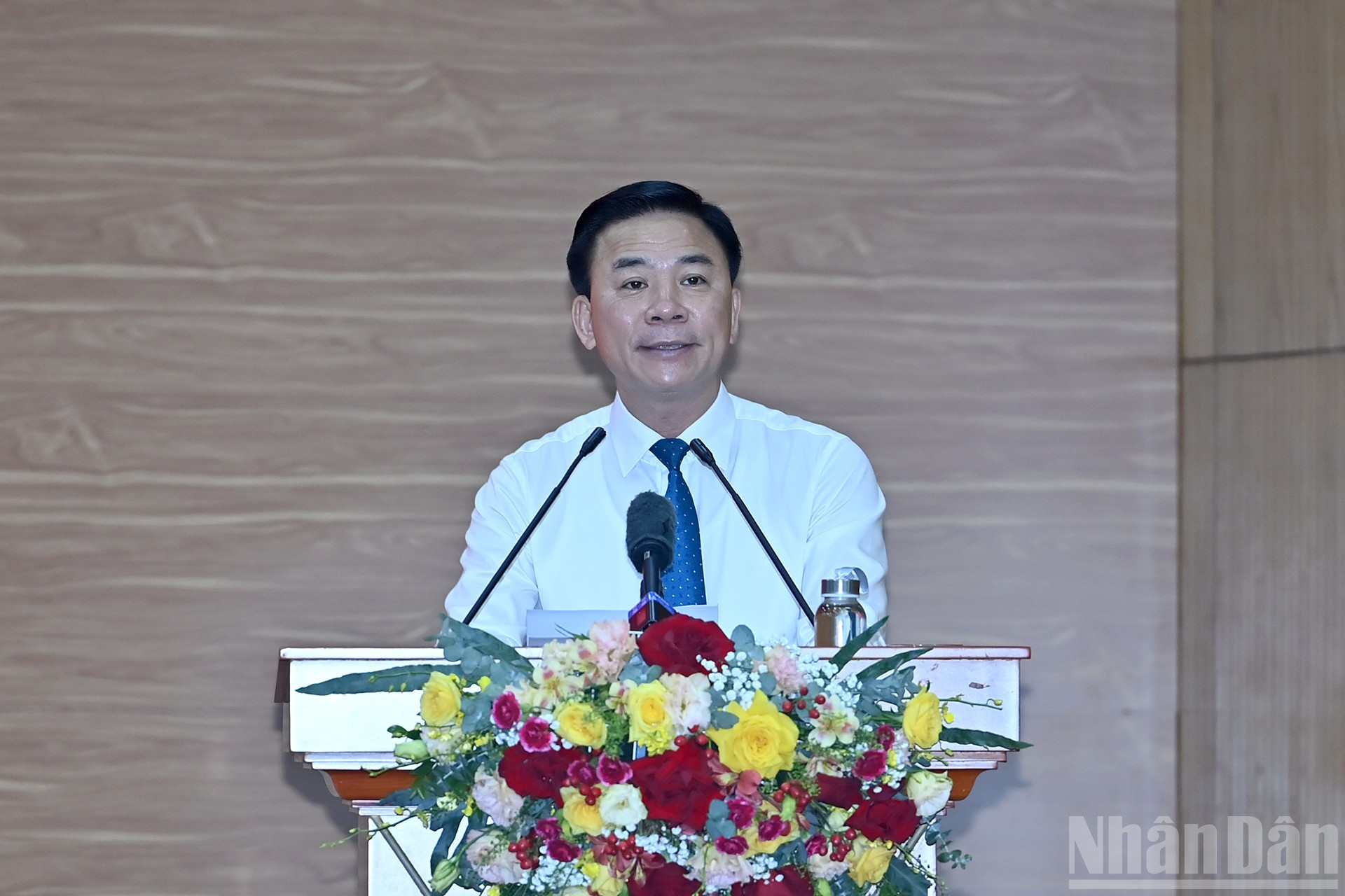 El camarada Do Trong Hung, miembro del Comité Central del Partido, subjefe de la Comisión de Organización Central, anunció la Decisión del Politburó que regula las funciones, tareas y estructura organizativa del Comité Central del Frente de la Patria de Vietnam. ndo_br_a4-bnd-0010.jpg