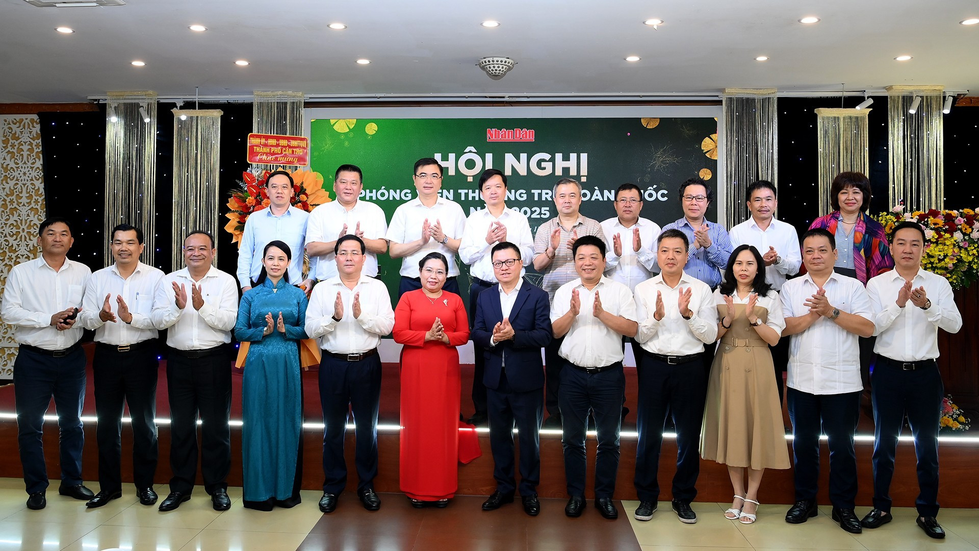 Các đồng chí lãnh đạo Báo Nhân Dân và thành phố Cần Thơ và các đại biểu tham dự hội nghị.