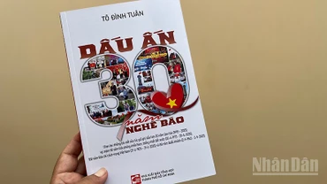 Bìa cuốn sách "Dấu ấn 30 năm nghề báo" của nhà báo Tô Đình Tuân. (Ảnh: MẠNH HẢO)