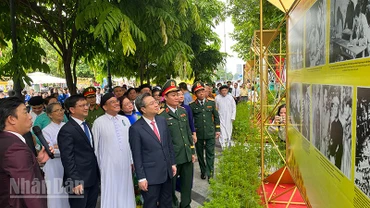 Các đại biểu tham quan triển lãm tại Công viên Lam Sơn. (Ảnh MẠNH HẢO)