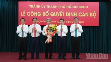 Các đồng chí Thường trực Thành ủy Thành phố Hồ Chí Minh chúc mừng đồng chí Đặng Minh Thông. (Ảnh: MẠNH HẢO)