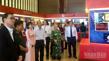 Các đại biểu tham quan trưng bày. (Ảnh: Linh Bảo)