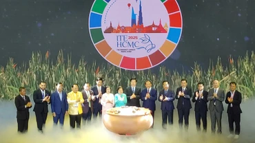 Các đại biểu thực hiện nghi thức khai mạc Chương trình nghệ thuật "Đêm Việt Nam". (Ảnh: Ban tổ chức)