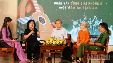 Giao lưu với các nhân chứng lịch sử, các nghệ sĩ từng hoạt động trong Đoàn Văn công Giải phóng. (Ảnh: MẠNH HẢO)