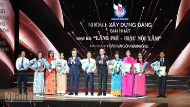 Lãnh đạo Thành phố Hồ Chí Minh và các tác giả, nhóm tác giả đoạt giải ở nhóm đề tài Xây dựng Đảng. (Ảnh: MẠNH HẢO)