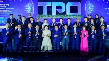 Các đại biểu chụp ảnh lưu niệm tại Lễ khai mạc chương trình. (Ảnh: Ban tổ chức)
