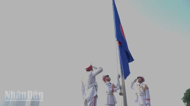 Đội cờ thực hiện nghi thức thượng cờ ASEAN. (Ảnh: MẠNH HẢO)