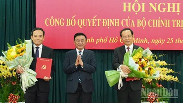 Đồng chí Trần Cẩm Tú, Ủy viên Bộ Chính trị, Thường trực Ban Bí thư tặng hoa chúc mừng đồng chí Nguyễn Văn Nên và đồng chí Trần Lưu Quang.