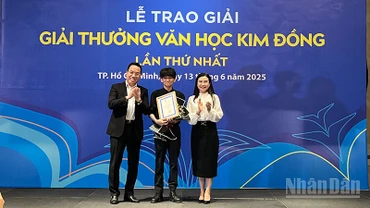 Trao Giải Nhất cho tác giải Giai Du với tác phẩm "Nên làm gì khi trời nổi gió". (Ảnh: MẠNH HẢO)