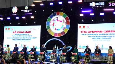 Các đại biểu thực hiện nghi thức khai mạc sự kiện. (Ảnh: LINH BẢO)