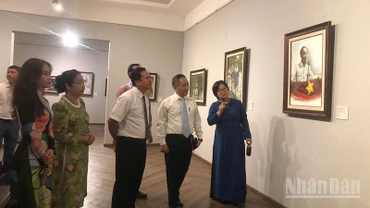 Các đại biểu tham quan Trưng bày. (Ảnh: LINH BẢO)