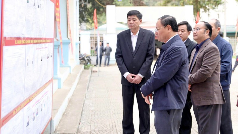 Bí thư Tỉnh ủy Lai Châu kiểm tra công tác chuẩn bị bầu cử các cấp tại xã biên giới Sin Suối Hồ.