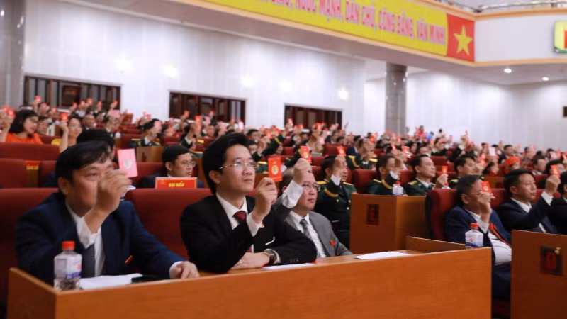 Các đại biểu biểu quyết thông qua Nghị quyết Đại hội.