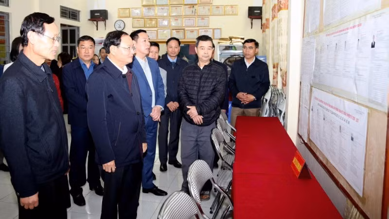 Lãnh đạo tỉnh Lai Châu kiểm tra công tác chuẩn bị tại các điểm bầu cử trước ngày diễn ra cuộc bầu cử.