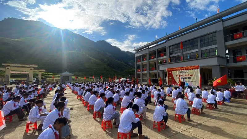 Khai giảng năm học mới tại Trường phổ thông dân tộc bán trú THCS Pa Ủ.
