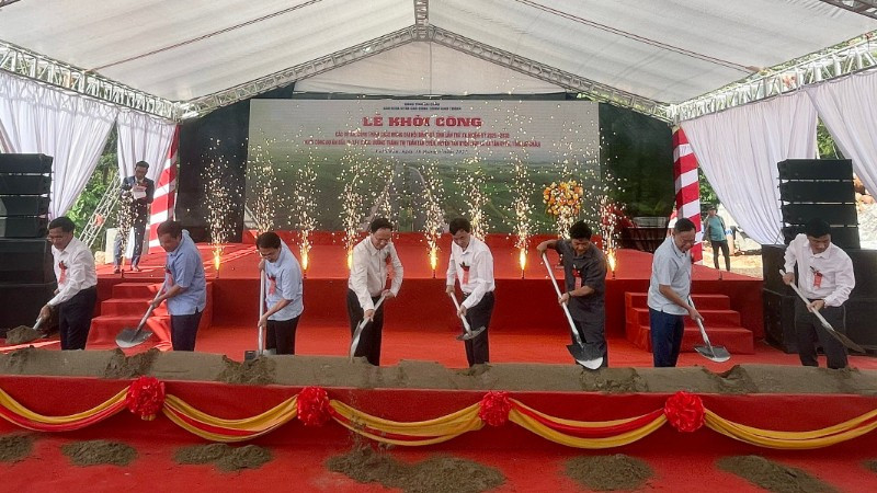 Lãnh đạo tỉnh Lai Châu thực hiện nghi thức khởi công dự án.
