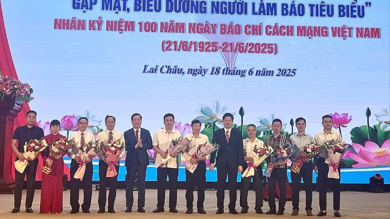 Lãnh đạo tỉnh Lai Châu tặng hoa chúc mừng đại diện các cơ quan báo chí tại Lai Châu.