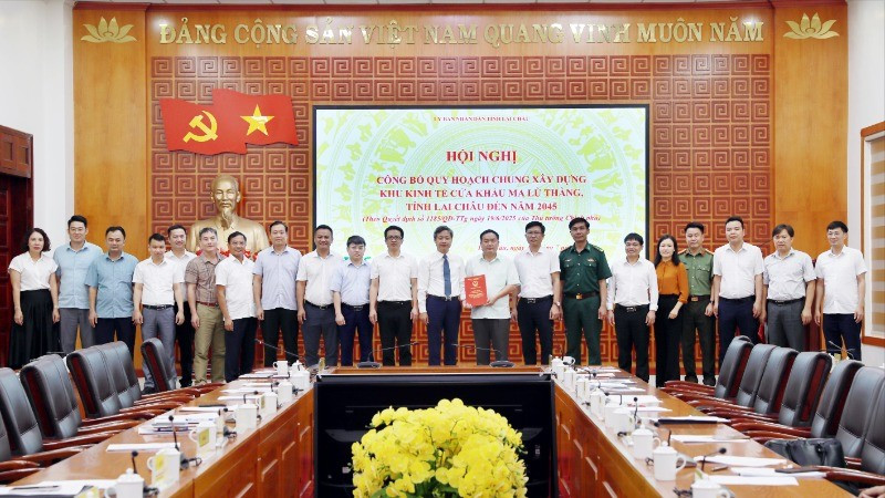 Đại diện Bộ Xây dựng trao quyết định Quy hoạch chung xây dựng Khu kinh tế cửa khẩu Ma Lù Thàng đến năm 2045 cho tỉnh Lai Châu.