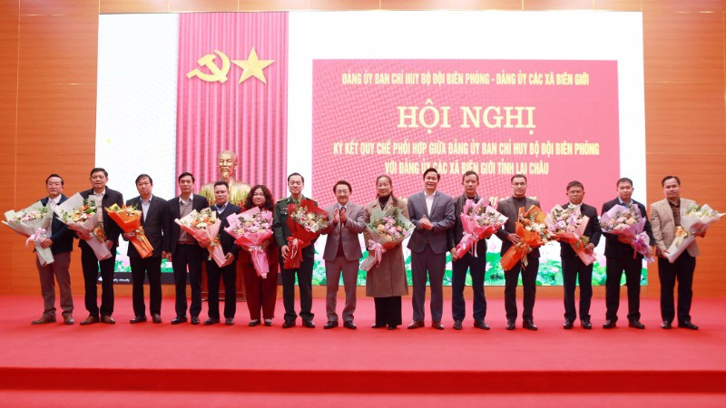 Lãnh đạo tỉnh Lai Châu tặng hoa chúc mừng đại diện Đảng ủy 11 xã biên giới và Đảng ủy Ban Chỉ huy Bộ đội Biên phòng.