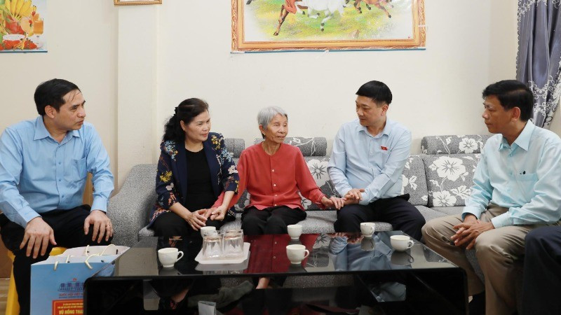 Phó Chủ tịch Quốc hội Vũ Hồng Thanh cùng đoàn công tác thăm hỏi, động viên các gia đình chính sách tại Lai Châu.
