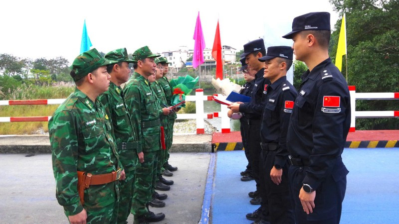 Hai bên gặp nhau tại vạch phân định Cầu hữu nghị biên giới Việt-Trung, Cửa khẩu Ma Lù Thàng-Kim Thủy Hà.