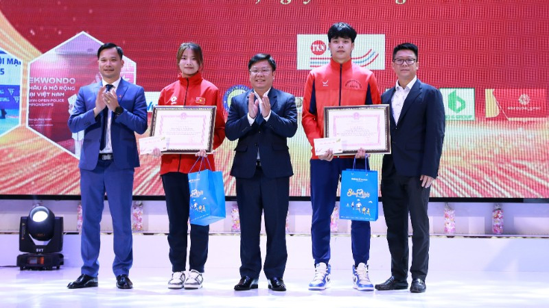 Lãnh đạo Sở Văn hóa, Thể thao và Du lịch Lai Châu trao Bằng khen cho các vận động viên tiêu biểu xuất sắc.