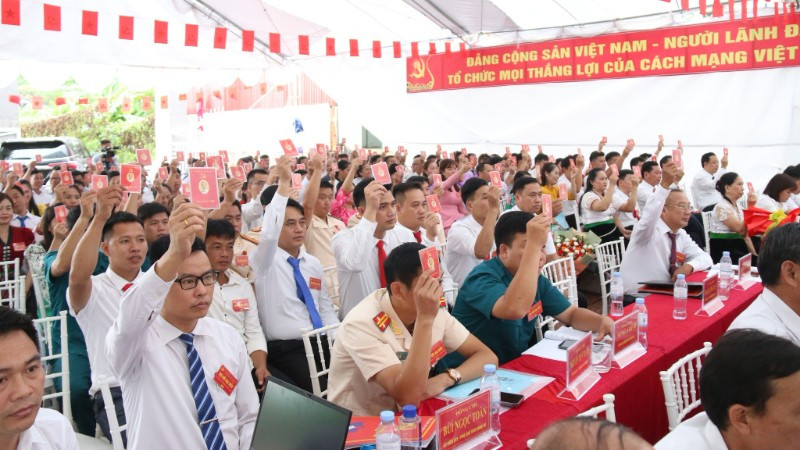 Đại biểu xã Nậm Mạ biểu quyết thông qua Nghị quyết Đại hội xã nhiệm kỳ 2025-2030 .